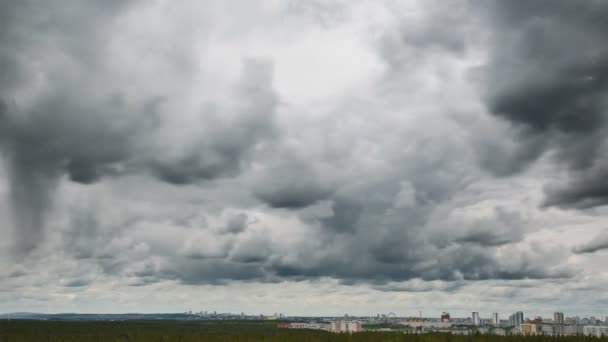 Yağmurlu bulutlar bir şehir üzerinde yelken — Stok video