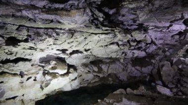 Mağaranın içinden insanlar 