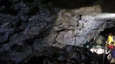 Mağaranın içinden insanlar 