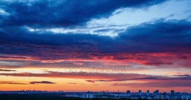 Sunset bulvarında bir şehir üzerinde yelken bulutları