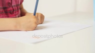 Çocuğun elleri kalem ile