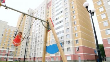 Küçük kız salıncakta sallanan açık