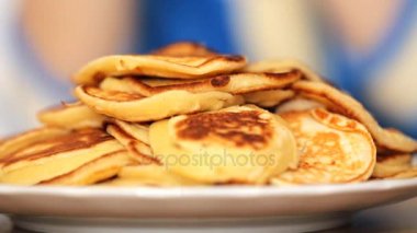 Plaka üzerinde kalın krep yığını 