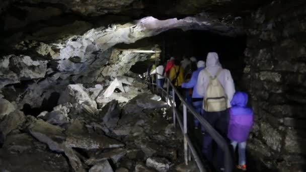 Pessoas caminhando pela caverna — Vídeo de Stock