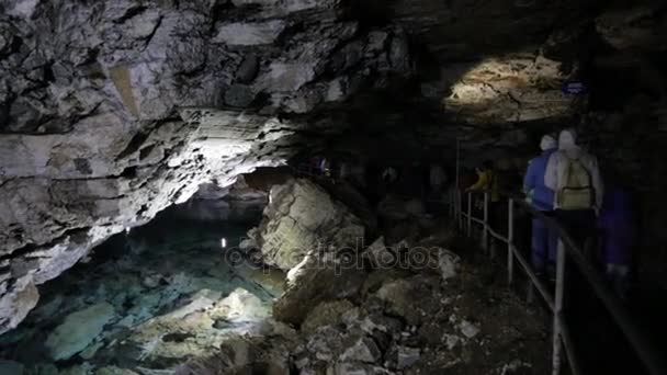 Gente caminando por la cueva — Vídeo de stock