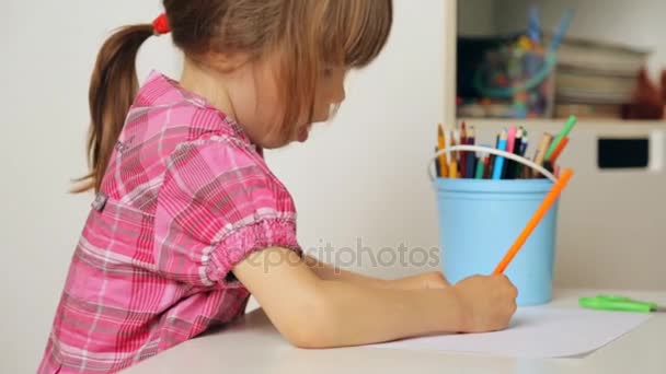 Маленька дівчинка малює барвистими олівцями — стокове відео