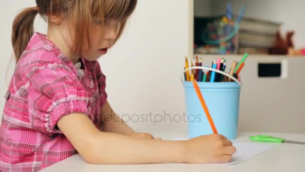 Küçük kız ile renkli kalemler çizim — Stok video
