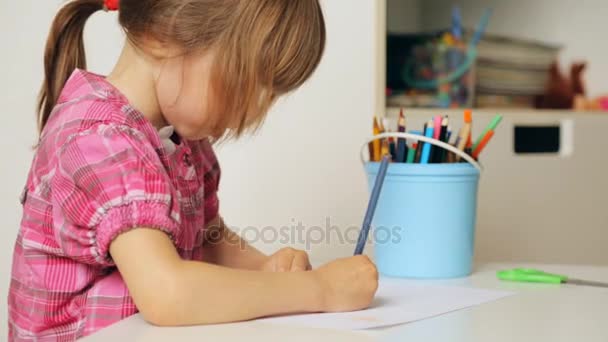 Dibujo de niña pequeña con lápices de colores — Vídeo de stock