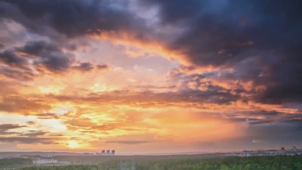 Wolken zeilen boven een stad op zonsondergang — Stockvideo