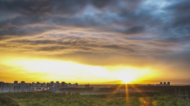 Nuages naviguant au-dessus d'une ville au coucher du soleil — Video