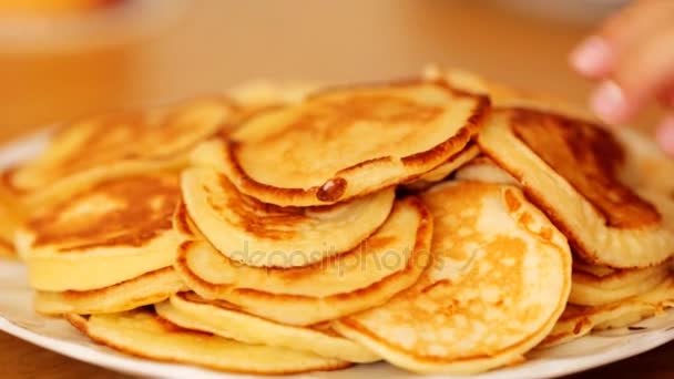 Tumpukan pancake tebal di piring — Stok Video