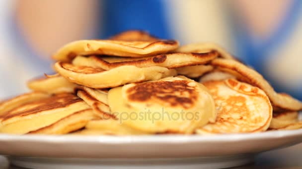 Un mucchio di frittelle spesse sul piatto — Video Stock