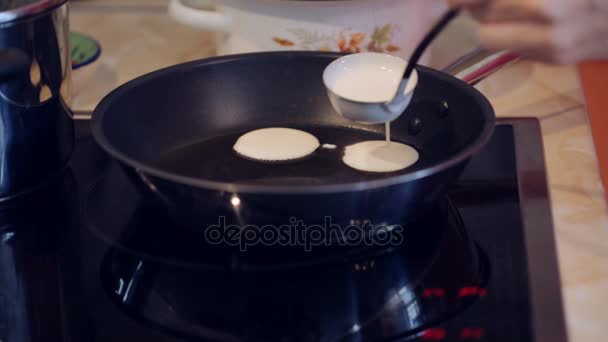 Faire frire des crêpes épaisses sucrées sur une poêle — Video