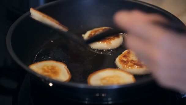 Frying sweet thick pancakes on a pan — Stock Video