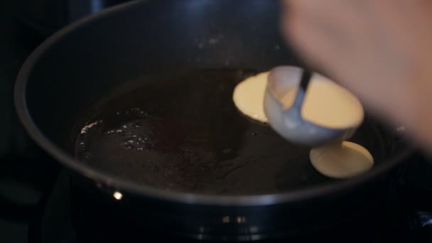 Stekning söta tjocka pannkakor på en kastrull — Stockvideo