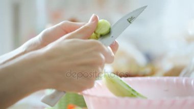 Taze salatalık salatası için kesme