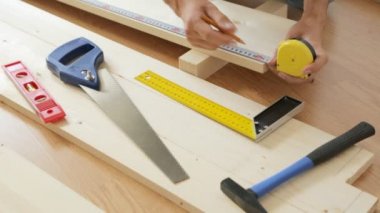 Yuvası raf testere ve şerit metre ile yapma