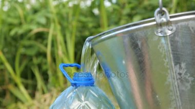 Plastik şişe içine temiz su dökme