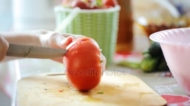 Découpe de tomates fraîches pour salade — Video