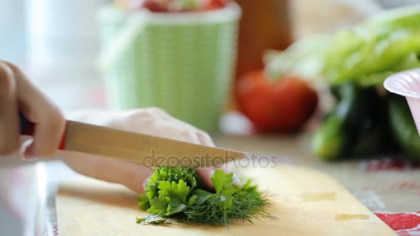 Grüne Kräuter für den Salat schneiden — Stockvideo