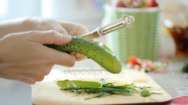 Cortar pepino fresco para ensalada — Vídeos de Stock