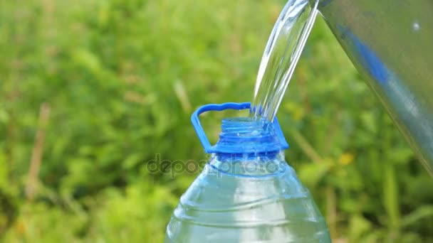 Verter agua limpia en la botella de plástico — Vídeos de Stock