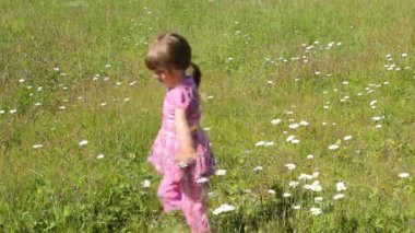 Çocuk etrafında papatya sahada yaz sabah iplik
