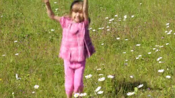 Barn hoppa på kamomill fält i sommarmorgon — Stockvideo