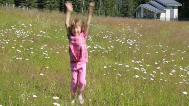 Kind springen op kamille veld in Zomerochtend — Stockvideo