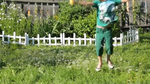 Niño soplando burbujas de jabón en el jardín — Vídeos de Stock