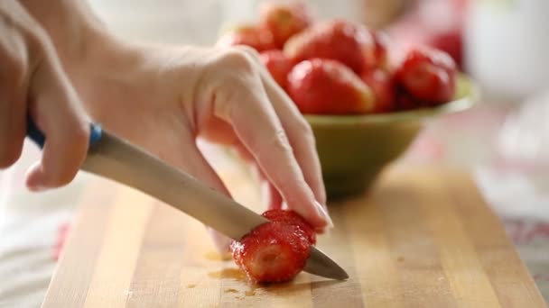 Frauenhände schneiden frische Erdbeeren — Stockvideo