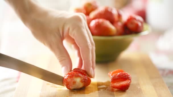 Female hands cutting fresh strawberry — Stock Video