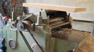 Ahşap kare kiriş makine üzerinde oyma