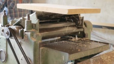 Ahşap kare kiriş makine üzerinde oyma