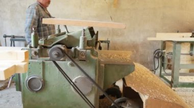 Ahşap kare kiriş makine üzerinde oyma