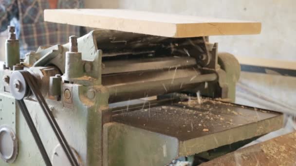 मशीनवर लाकडी चौरस बीम तयार करणे — स्टॉक व्हिडिओ