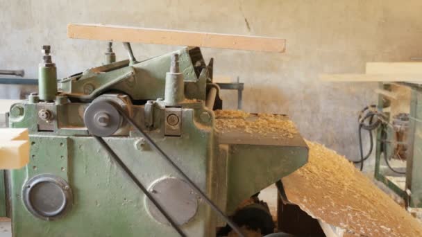 Sacando la viga cuadrada de madera en la máquina — Vídeos de Stock