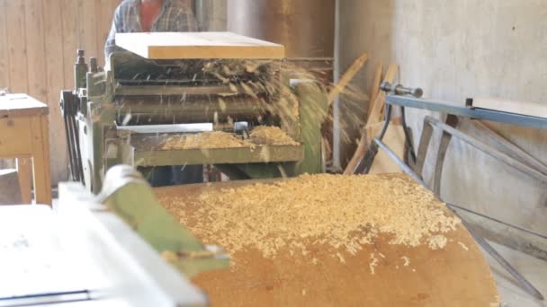 Gouging the wooden square beam 's on machine — стоковое видео