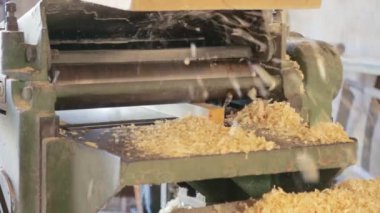 Ahşap kare kiriş makine üzerinde oyma