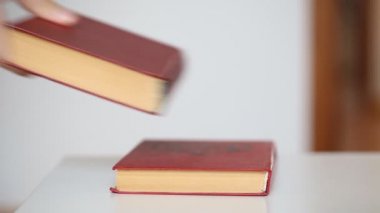Masada yığınla kitap var.