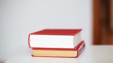 Masada yığınla kitap var.