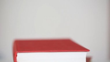Masada yığınla kitap var.