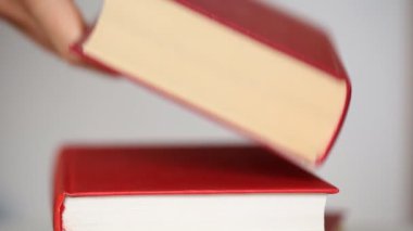 Masada yığınla kitap var.