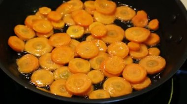 Havuç bir tavada kızartma