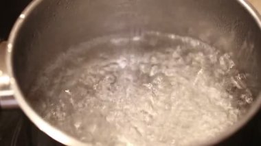 El makarna kaynar su içine batıyor