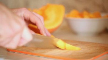 Kabak içinde closeup doğrama