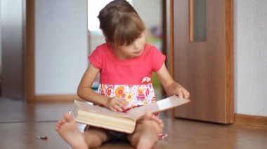 küçük kız büyük bir kitap okuma