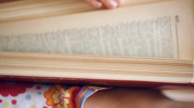 Çocuğun elleri üzerinde sayfaları çevirmek