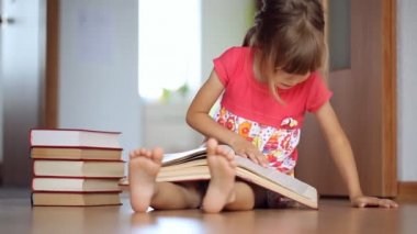 küçük kız büyük bir kitap okuma