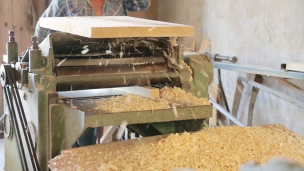Sacando la viga cuadrada de madera en la máquina — Vídeo de stock